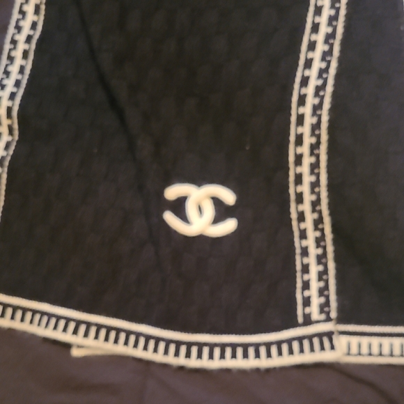 Chanel Black with White Trim Scarf - Picture 4 of 5